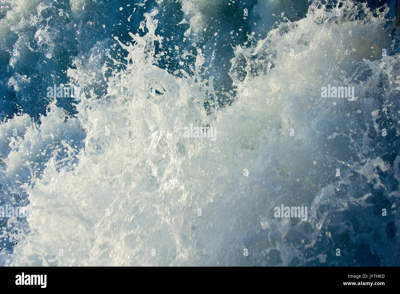Rage d'eau de mer à la plage. Les forces de la nature dans la performance de vagues d'ocean Banque D'Images