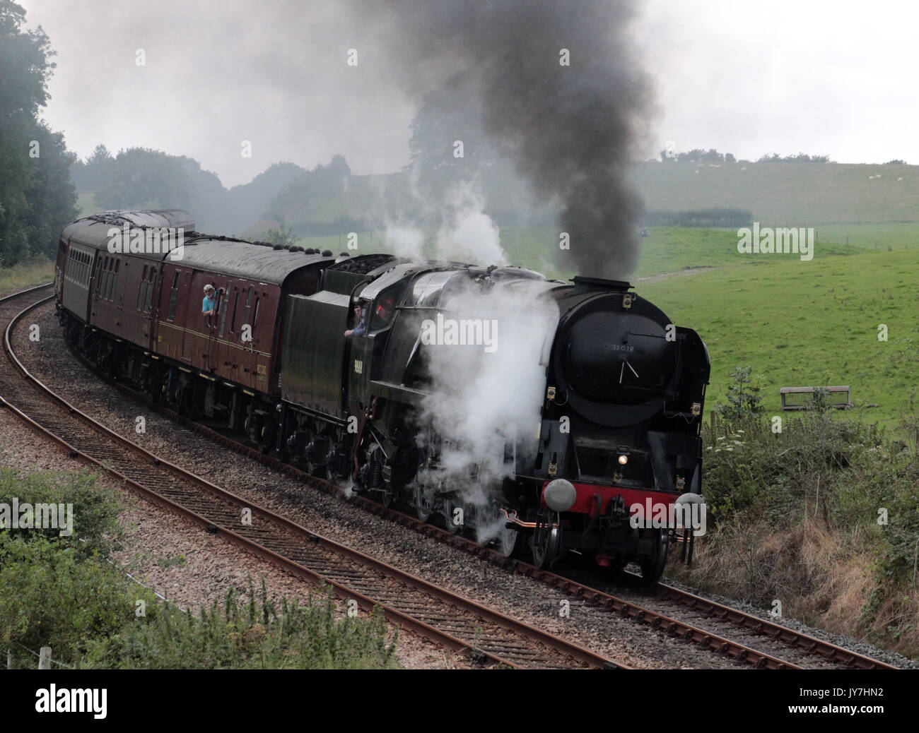 Classe de la marine marchande préservés locomotive à vapeur de la ligne de l'Inde britannique, numéro 35018, sur un essai de chargement dans la Comunidad de la campagne près de Borwick. Banque D'Images