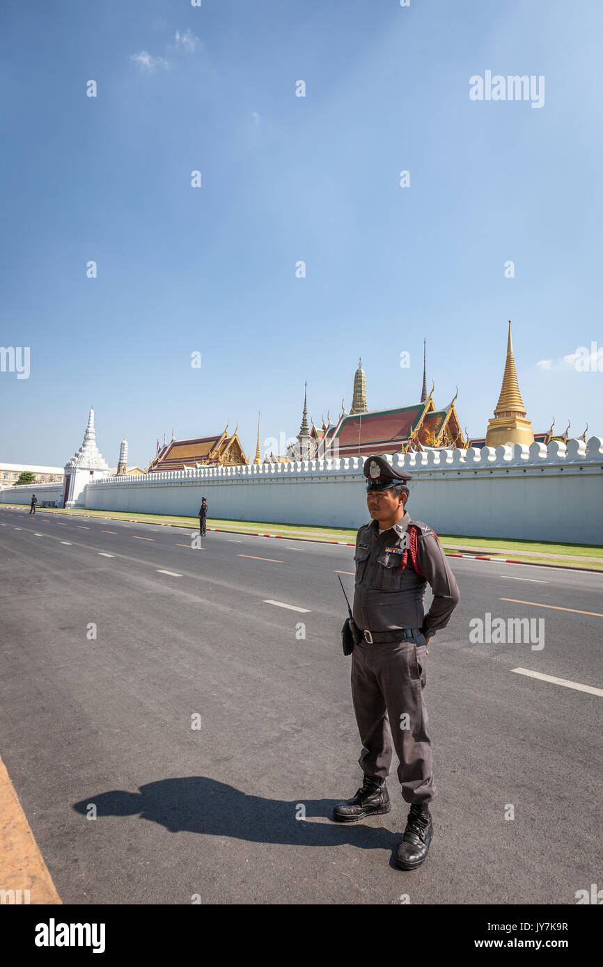 L'extérieur des murs blancs de Wat Phra Kaew et le Grand Palace, Bangkok, Thaïlande Banque D'Images