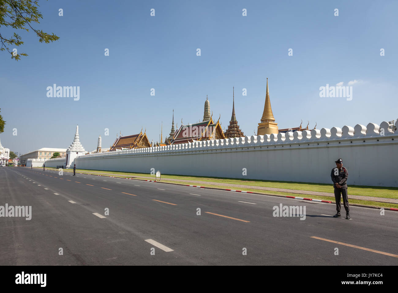 L'extérieur des murs blancs de Wat Phra Kaew et le Grand Palace, Bangkok, Thaïlande Banque D'Images
