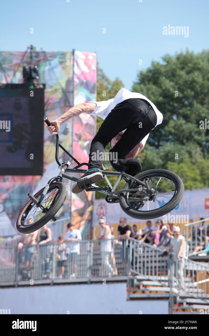 Moscou, Russie - le 8 juillet : Nikita Zharkov, Russie, dans l'adrénaline des compétitions lors de BMX Jeux de Moscou, la Russie au 8 juillet 2012 Banque D'Images