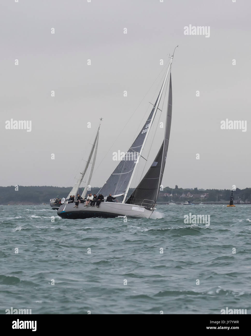 J120 class yacht USA28920 Enfant Coucher du soleil jusqu'à battre les aiguilles pendant la course le Tour de l'Île 2017 Banque D'Images