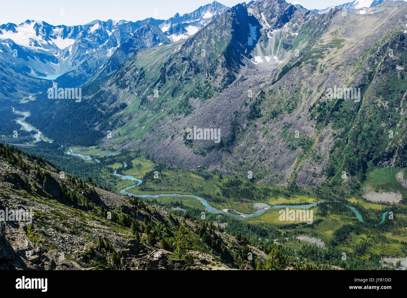 Incroyable montagne paysage. Altay Stone champignons. rivière de montagne qui coule entre de hautes montagnes couvertes de neige et s'écoule dans le magnifique la turquoise Banque D'Images