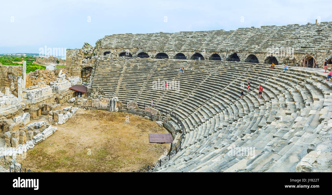 SIDE, TURQUIE - 8 mai 2017 : l'ancien amphithéâtre grec est l'un des monuments historiques les plus populaires du resort, le 8 mai à côté. Banque D'Images