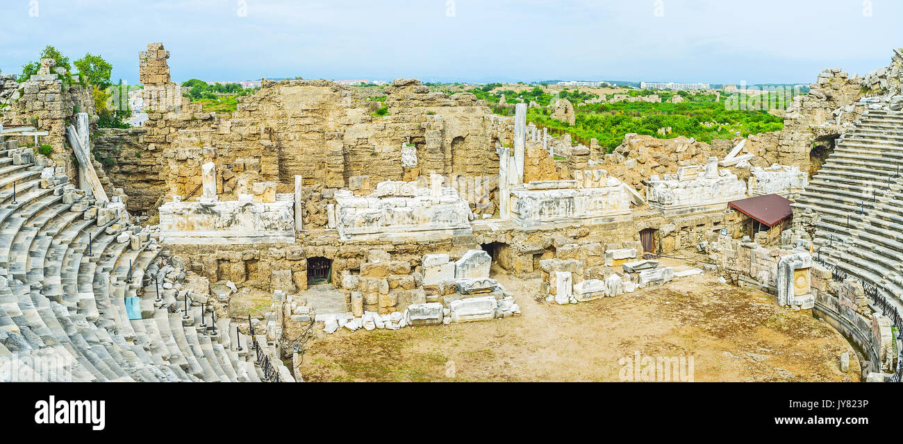SIDE, TURQUIE - 8 mai 2017 : le mur de façade et de l'ancien grec theatron amphithéâtre, la perle de la site archéologique locale, le 8 mai dans sid Banque D'Images