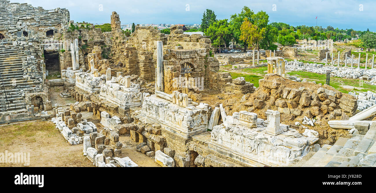 Les ruines de l'amphithéâtre avec mur côté préservé les détails des décors et des piliers en marbre, les ruines de Tyché Temple dans agora sont vus sur le backgroun Banque D'Images