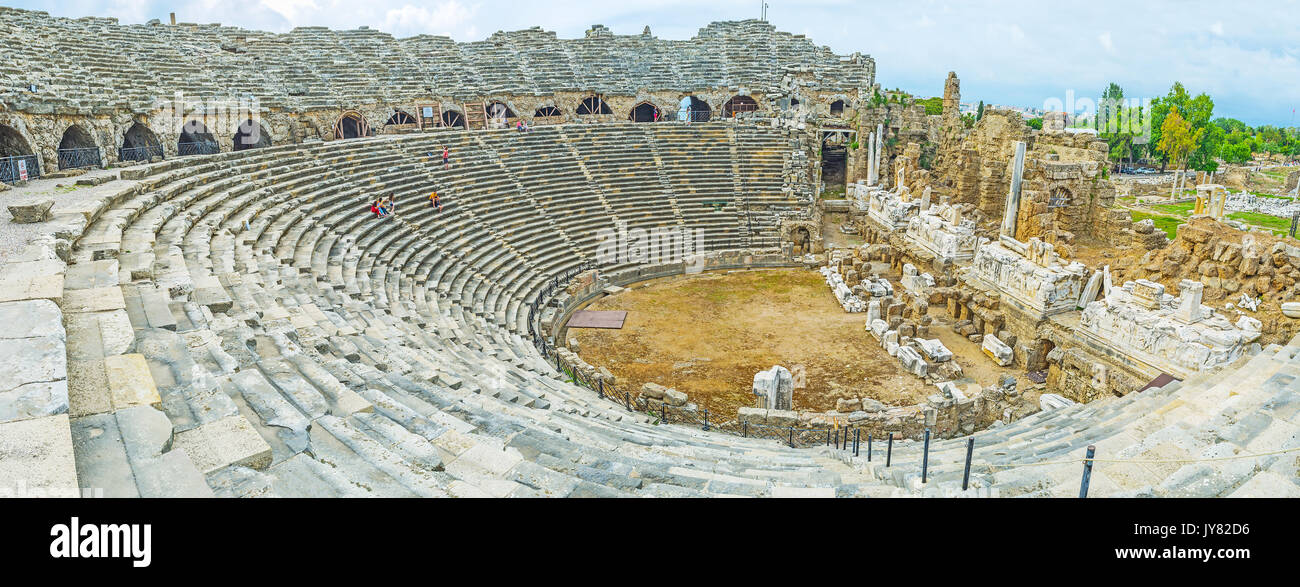 SIDE, TURQUIE - 8 mai 2017 : La galerie supérieure de l''amphithéâtre grec est le parfait point de vue, donnant sur le théâtre et les ruines derrière son frontag Banque D'Images