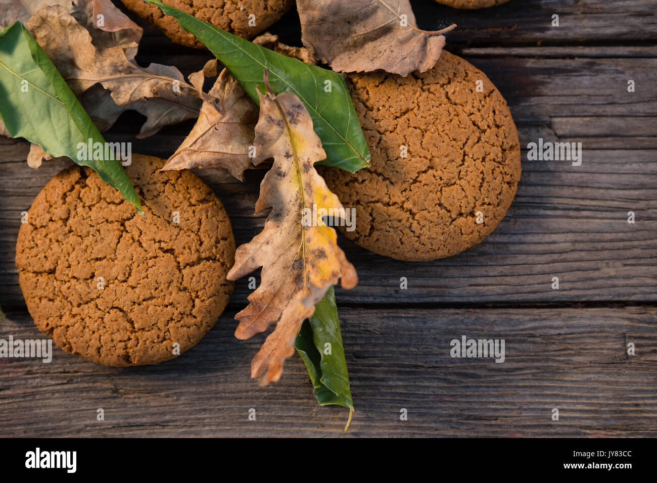 Close up de cookies et les feuilles sur la table Banque D'Images