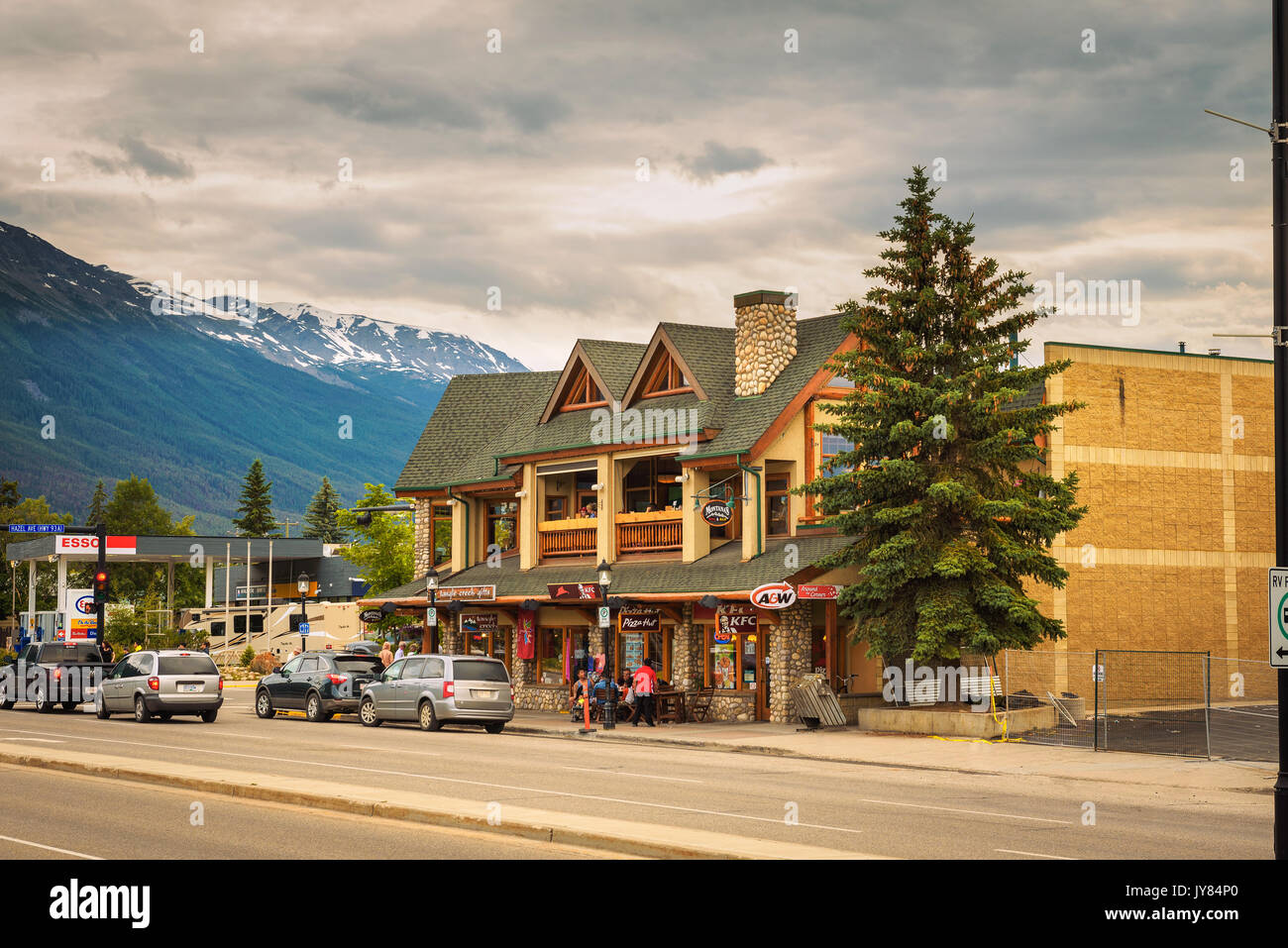 Soir dans les rues de Jasper dans les montagnes Rocheuses canadiennes. Banque D'Images