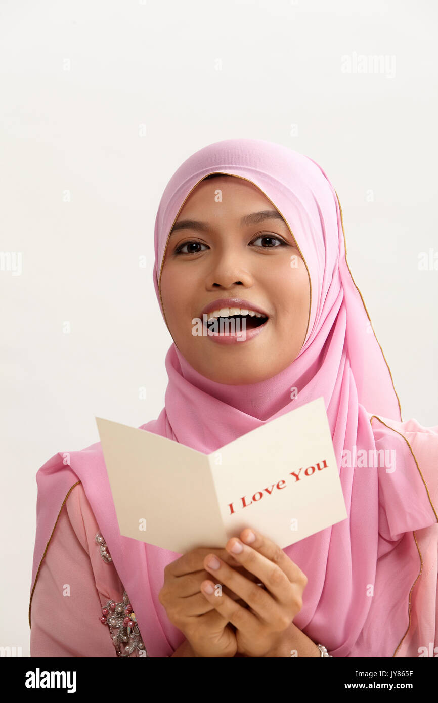 Femme malais avec tudung holding i love you Greeting card Banque D'Images