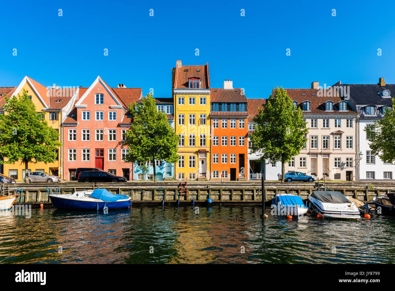 Maisons colorées le long de canal de Copenhague Danemark Banque D'Images