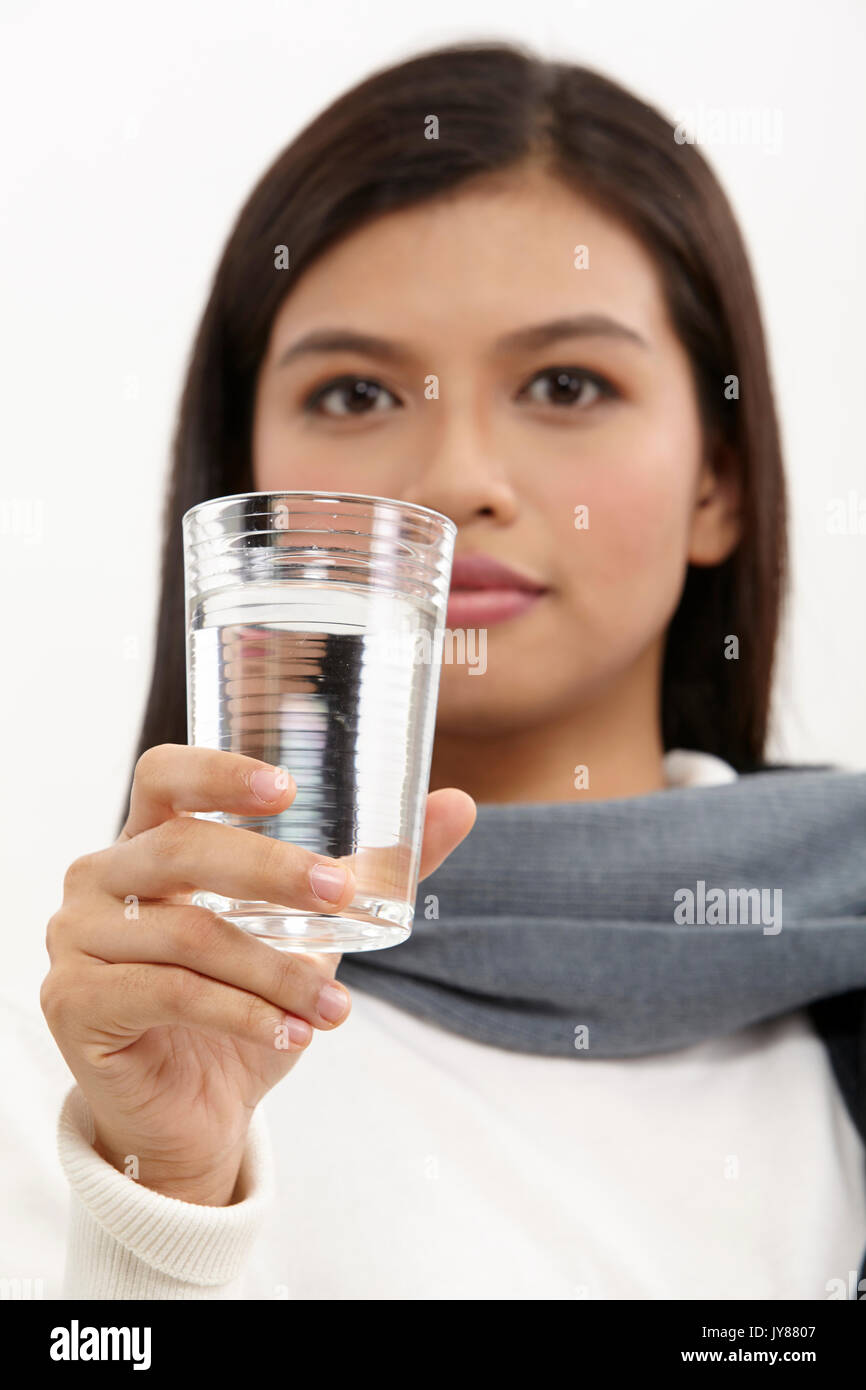 Malay femme tenant un verre d'eau Banque D'Images