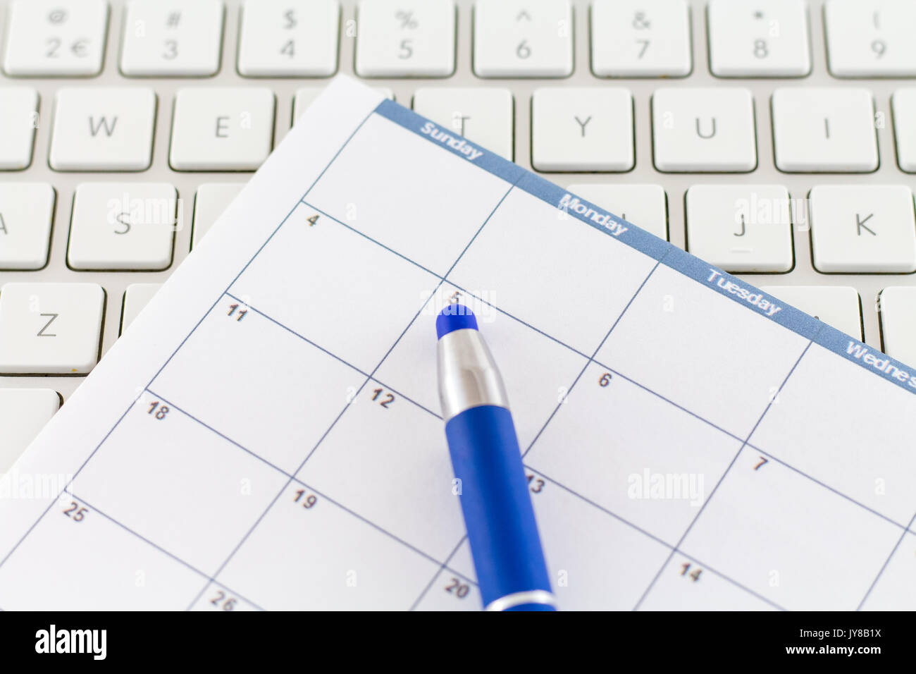 Stylo sur date calendrier planner et clavier Banque D'Images