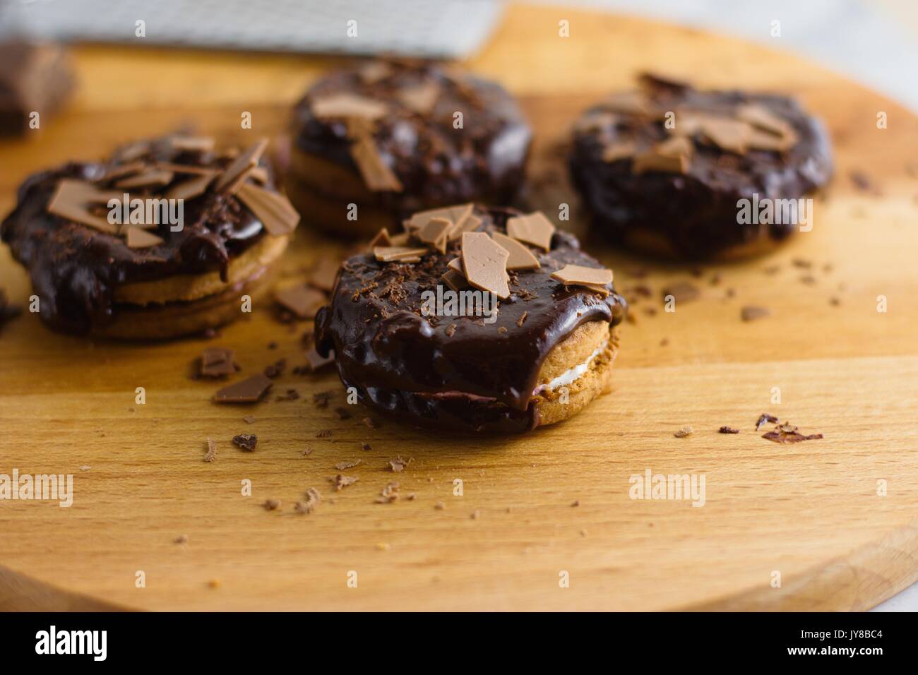 La cannelle et le sandwich guimauve chocolat surmontée de cookies Banque D'Images