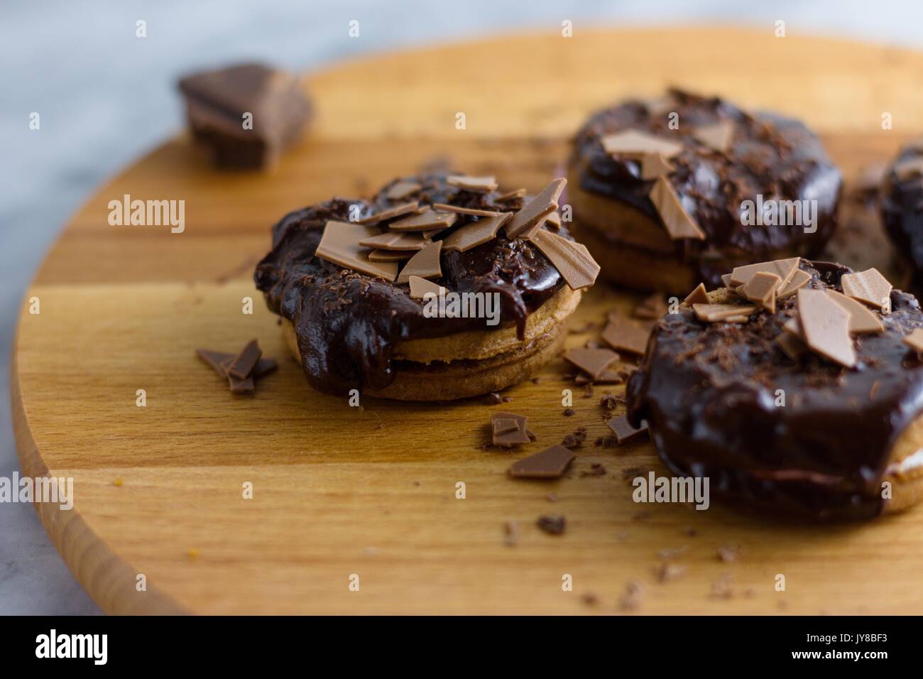 La cannelle et le sandwich guimauve chocolat surmontée de cookies Banque D'Images
