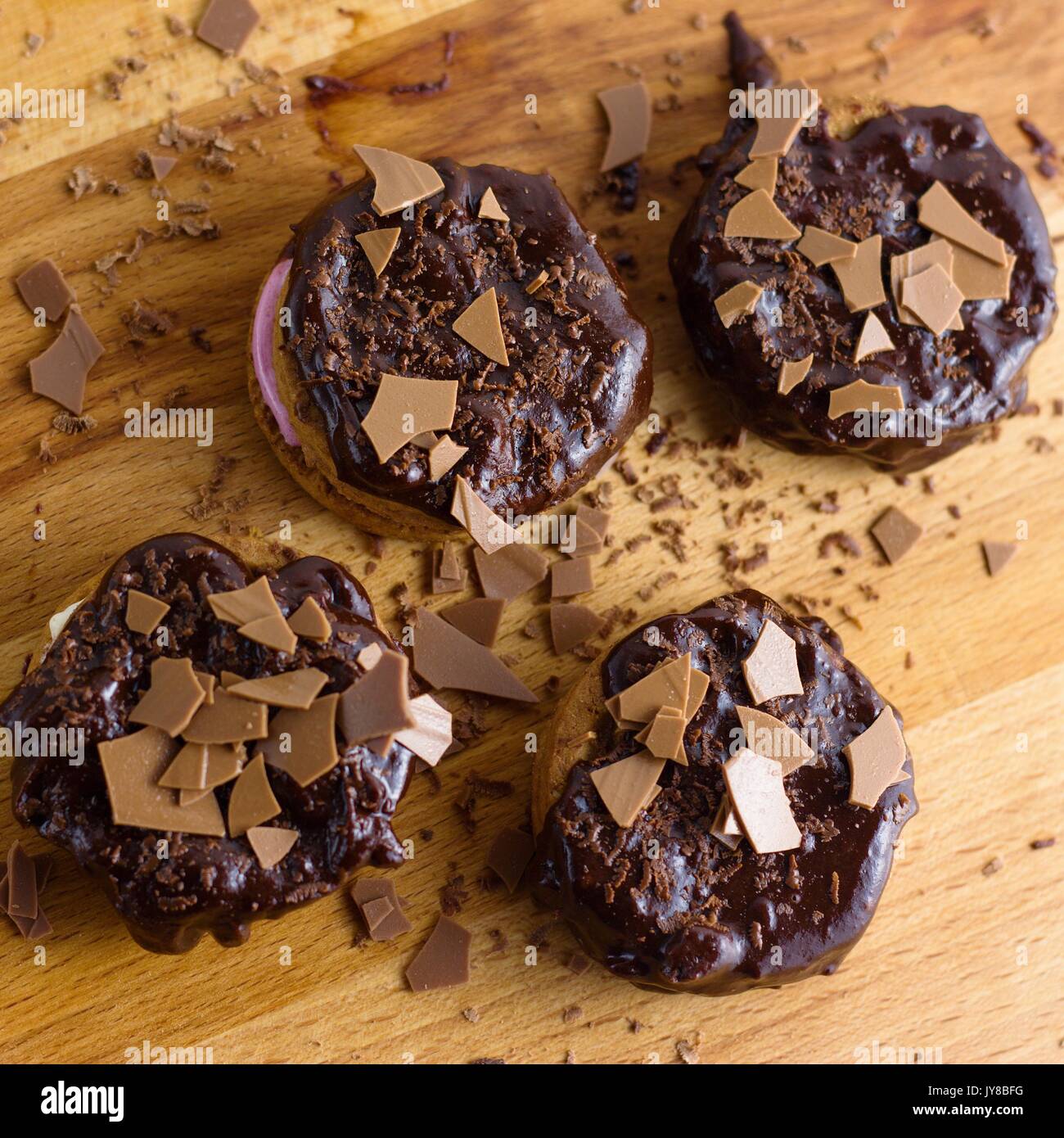 Vue du haut vers le bas sur la cannelle et sandwich guimauve chocolat surmontée de cookies Banque D'Images