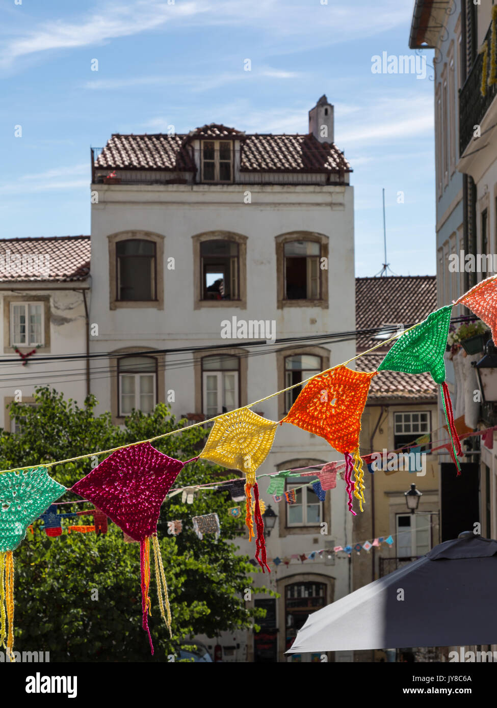Les napperons colorés accroché dans la rue à Coimbra, Portugal Banque D'Images