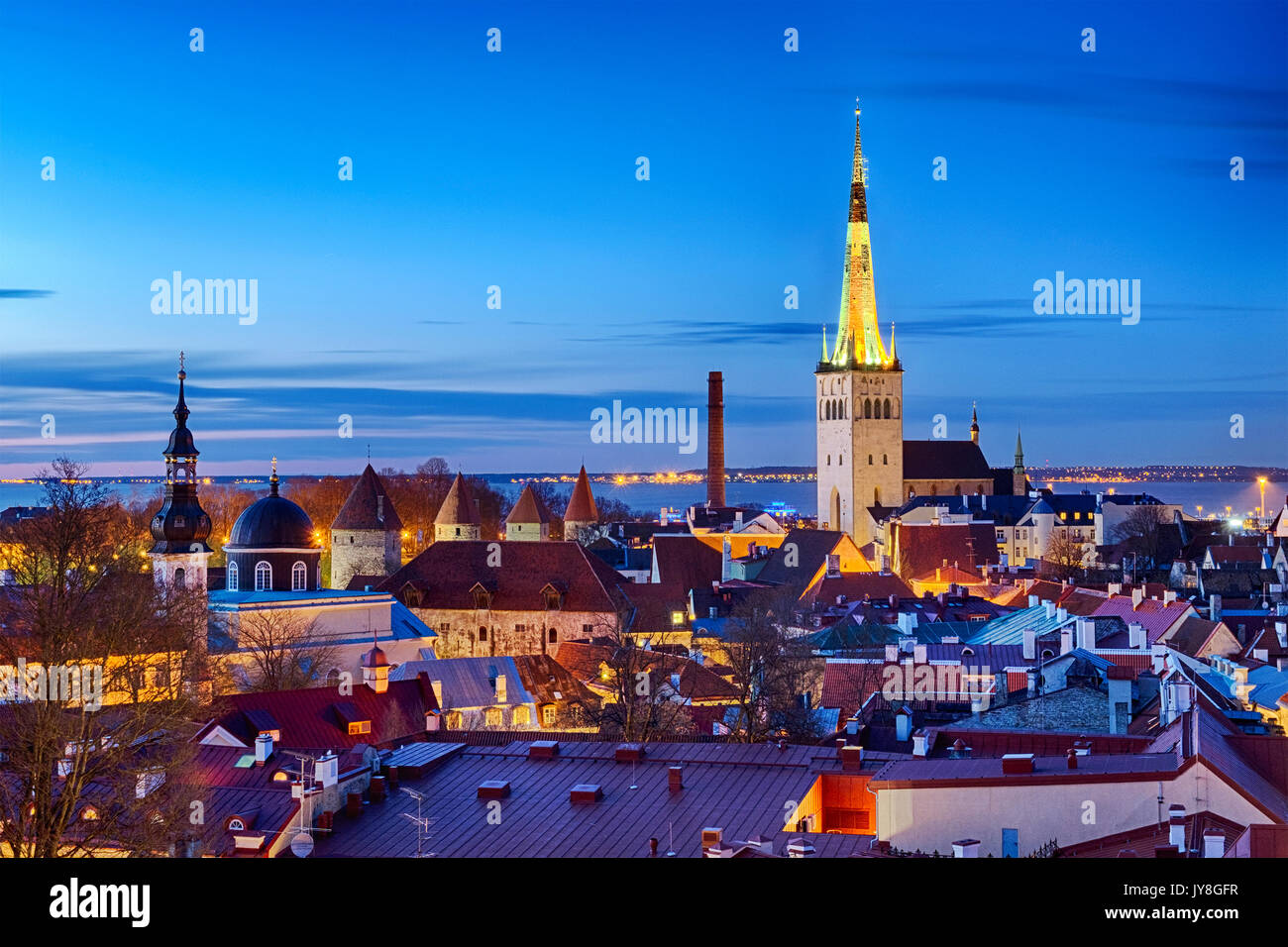 Vue panoramique de la vieille ville de Tallinn à partir de la plate-forme d'observation Kohtuotsa, Tallinn, Estonie Banque D'Images