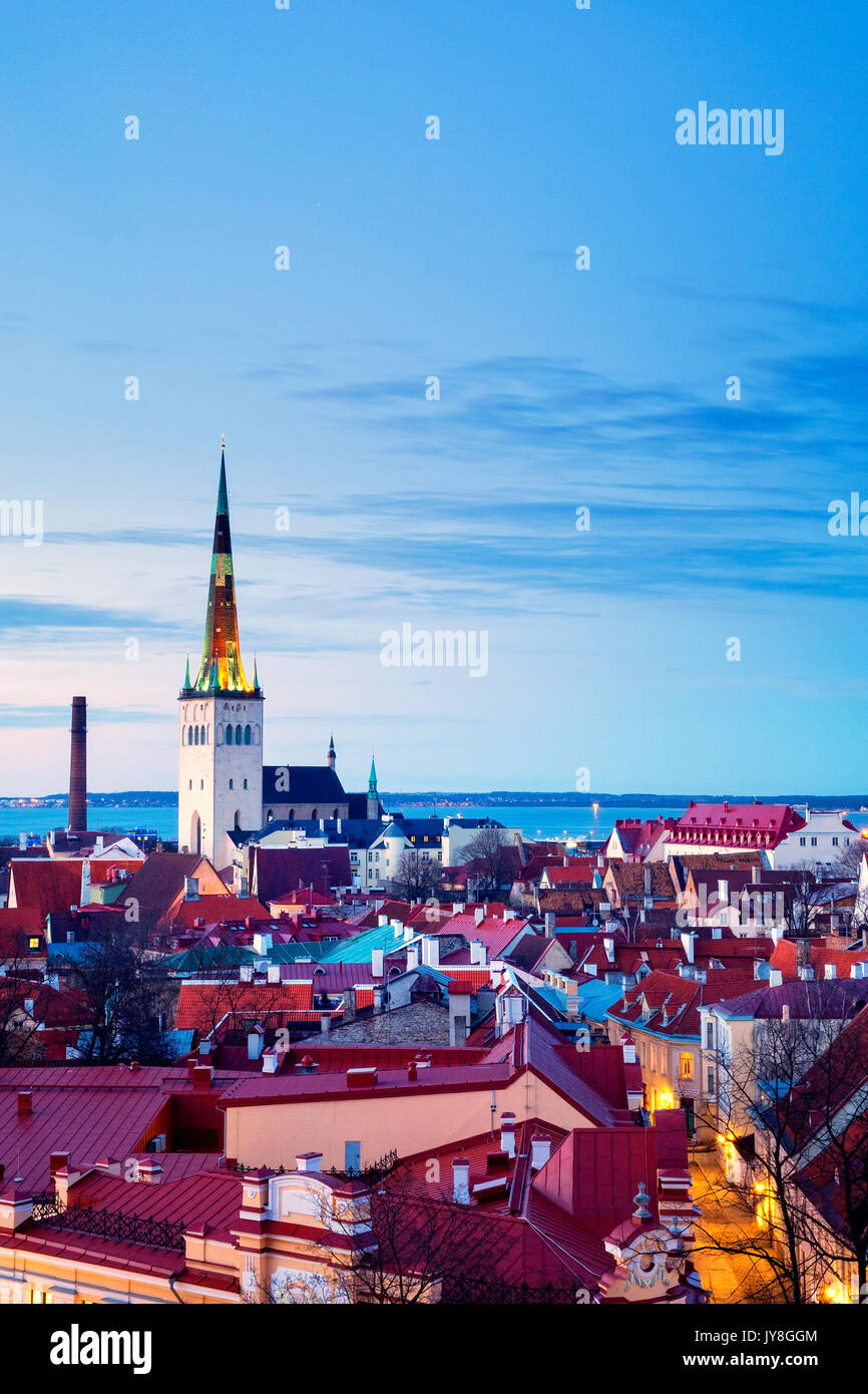 Vue panoramique de la vieille ville de Tallinn à partir de la plate-forme d'observation Kohtuotsa, Tallinn, Estonie Banque D'Images
