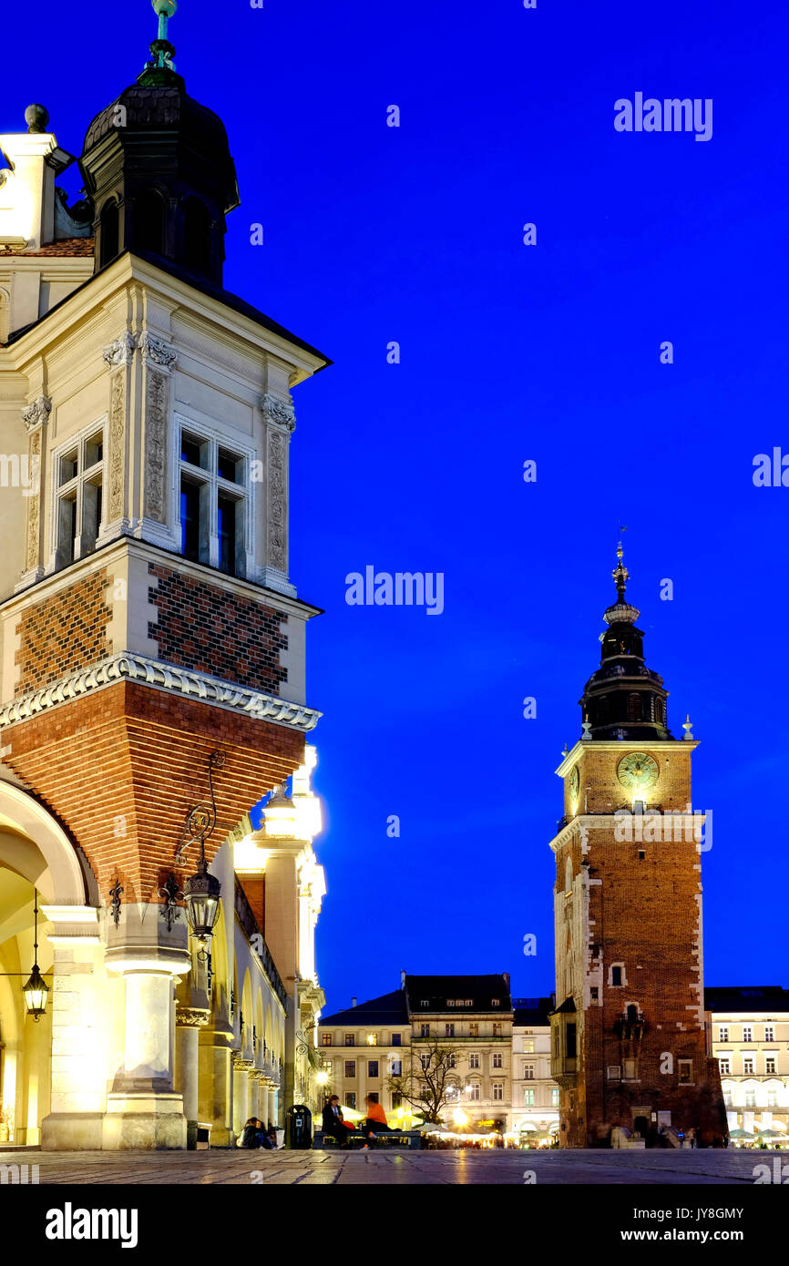 Halle aux draps et tour de l'horloge de l'hôtel de ville, Cracovie, Pologne Banque D'Images