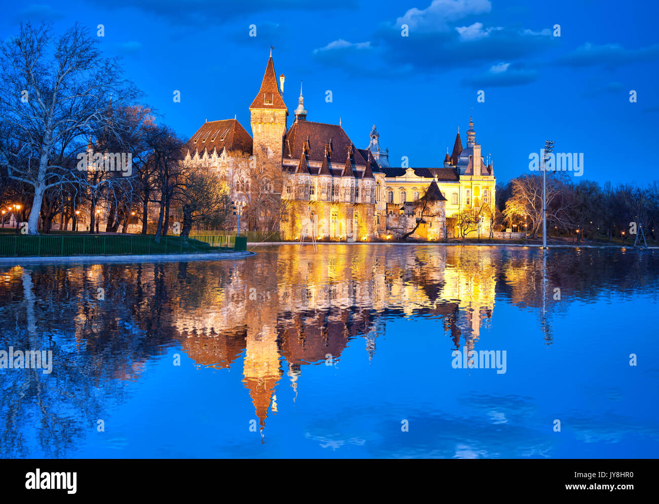 Château Vajdahunyad dans la soirée avec le lac, Budapest, Hongrie Banque D'Images