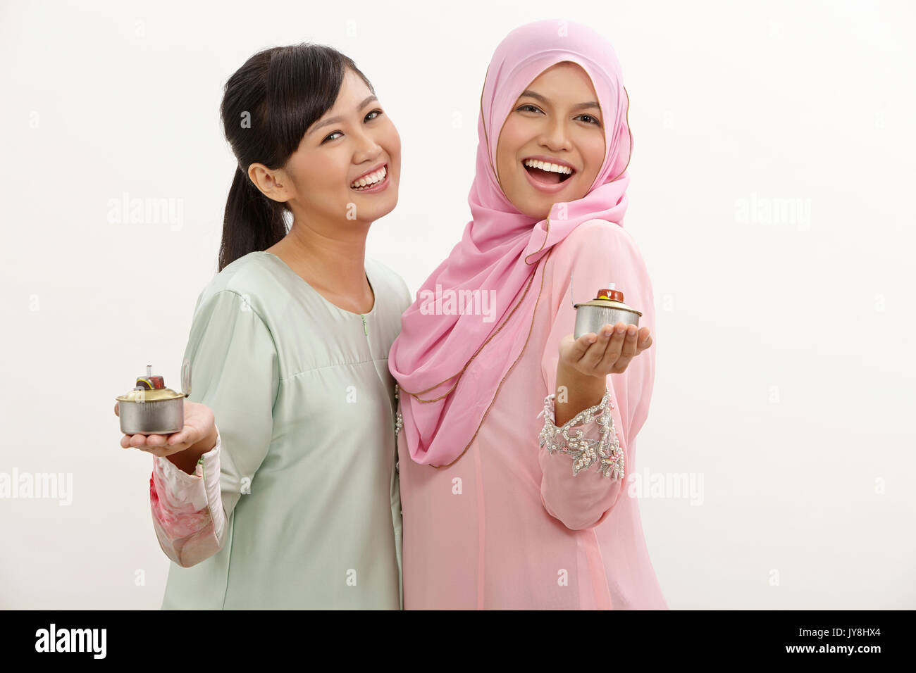 Deux femmes malais lampe à huile ou pelita holding Banque D'Images