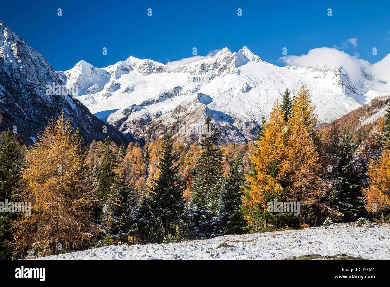 La Cima di vezzeda et Cima di rosso couverte de neige en automne zone val malenco de entova alp sondrio province valteline Lombardie Italie Europe Banque D'Images