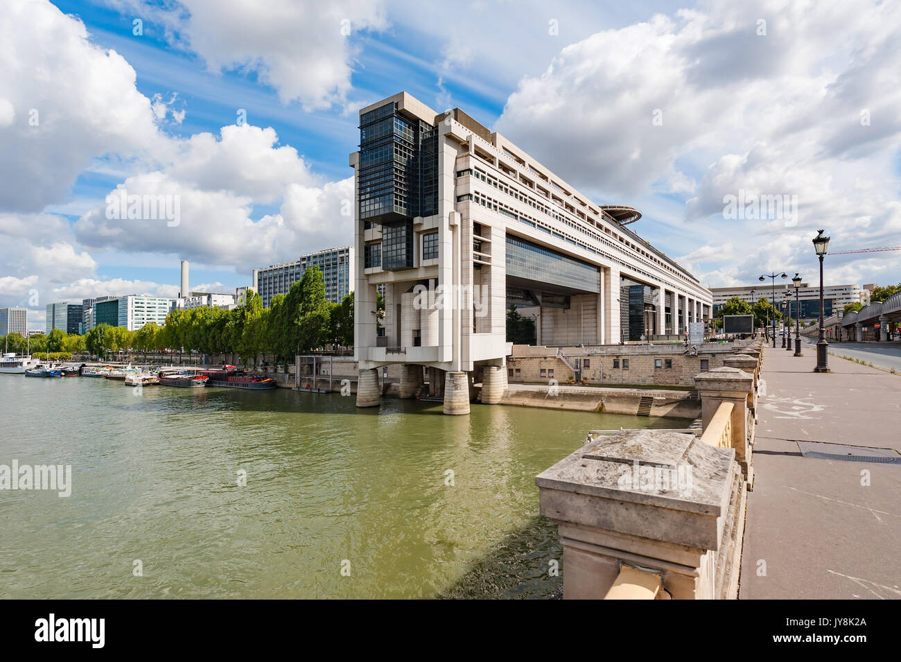 Ministère des finances de Bercy à Paris sur une journée ensoleillée Banque D'Images