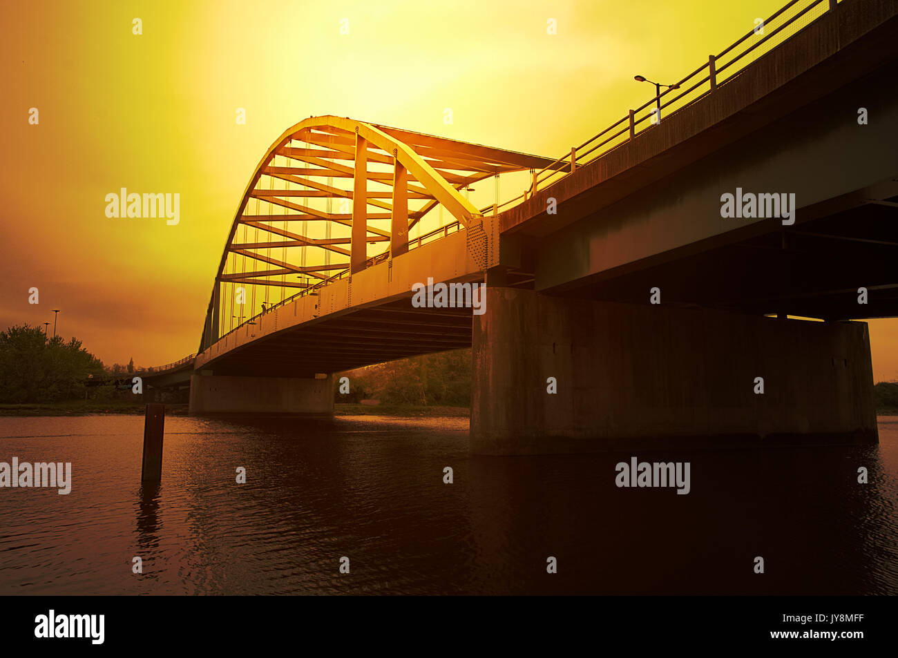 Stock Photo - Newcastle sur Tyne skyline, Gateshead avec Scotswood Pont sur la rivière Tyne, Tyne et Wear, Tyneside, Angleterre, Royaume-Uni Banque D'Images