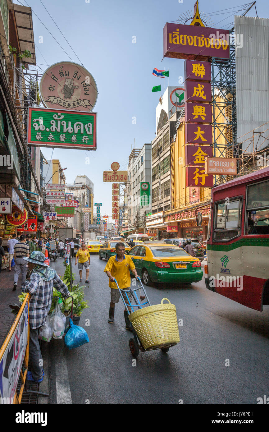 Quartier de Chinatown avec ses typiques embouteillage sur Thanon Yaowarat Road, Bangkok, Thaïlande Banque D'Images