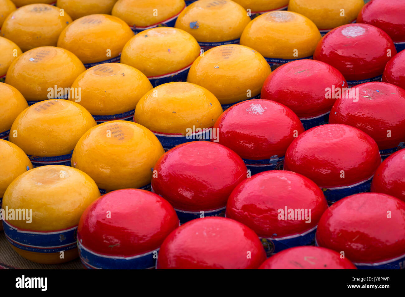 Rouge =exportation ciré jaune et fromage-ciré du fromage local à Edam, Pays-Bas Banque D'Images