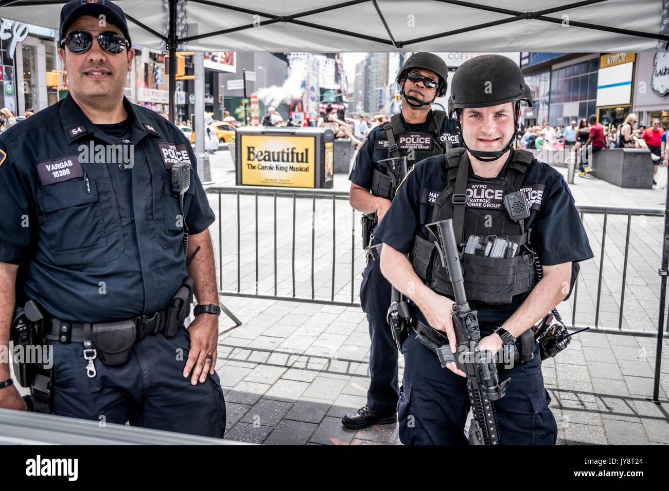 New York, États-Unis d'Amérique - le 8 juillet 2017. Trois policiers de la réponse stratégique Groupe a également connu sous le nom de GRS à l'époque Square. Le SRG est une force de réaction rapide de la Police de New York, qui sont responsables au cours de périodes d'agitation, les actes terroristes, ou autres situations d'urgence à l'échelle de la ville. Banque D'Images