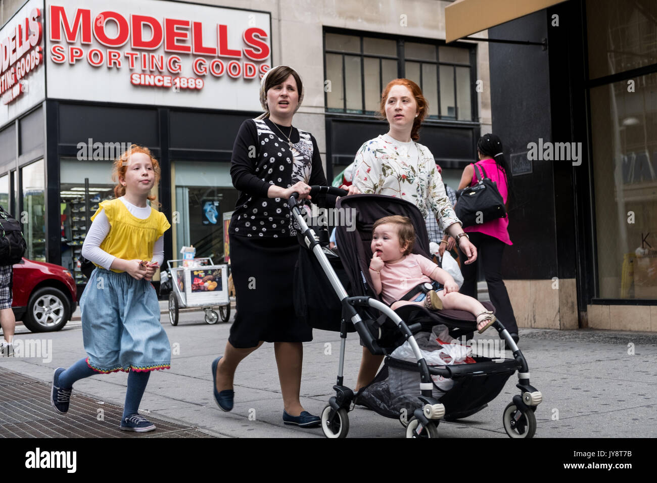 New York Etats Unis D Amerique Le 12 Juillet 17 Les Juifs Orthodoxes De Brooklyn Photo Stock Alamy