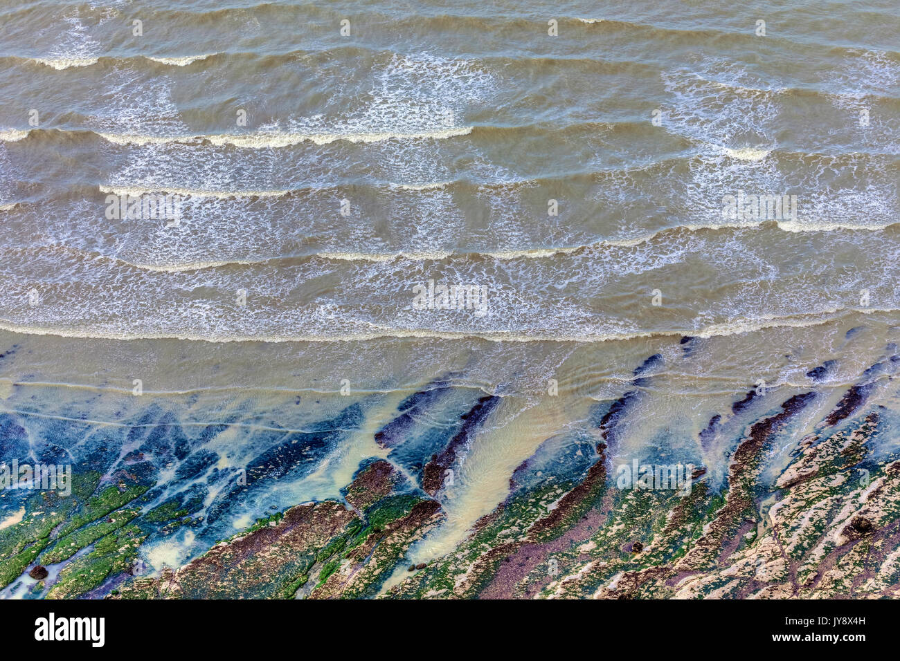 Voir résumé de la mer avec des pierres et des vagues Banque D'Images