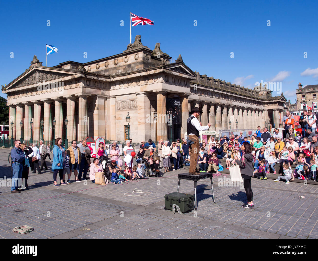 Édimbourg, Écosse - 17 Aug 2017 : Street performer émerveillant au Edinburgh International Festival Fringe 2017. Banque D'Images