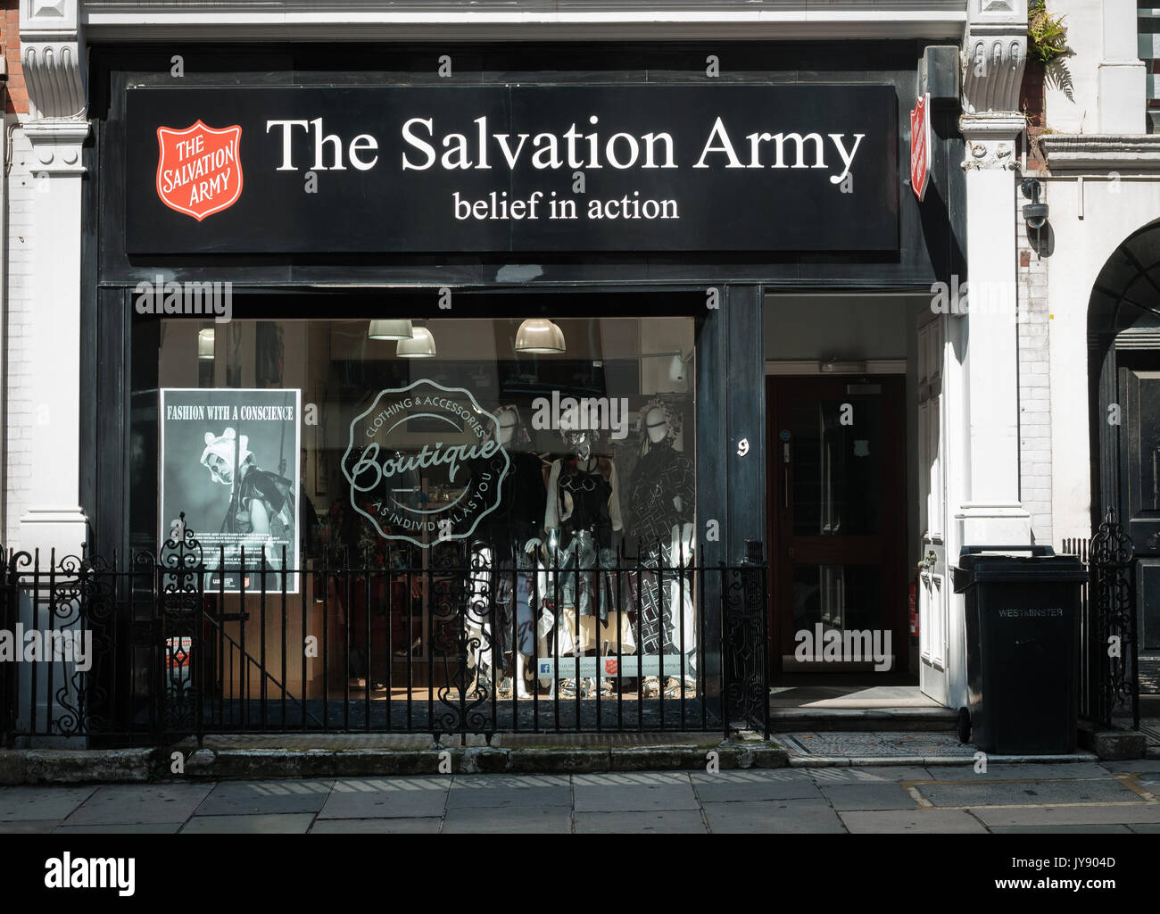 L'Armée du Salut Boutique Magasin de charité dans Princes Street, Mayfair, London UK. Accueille souvent des collections créées par les élèves à la Central St Martins. Banque D'Images