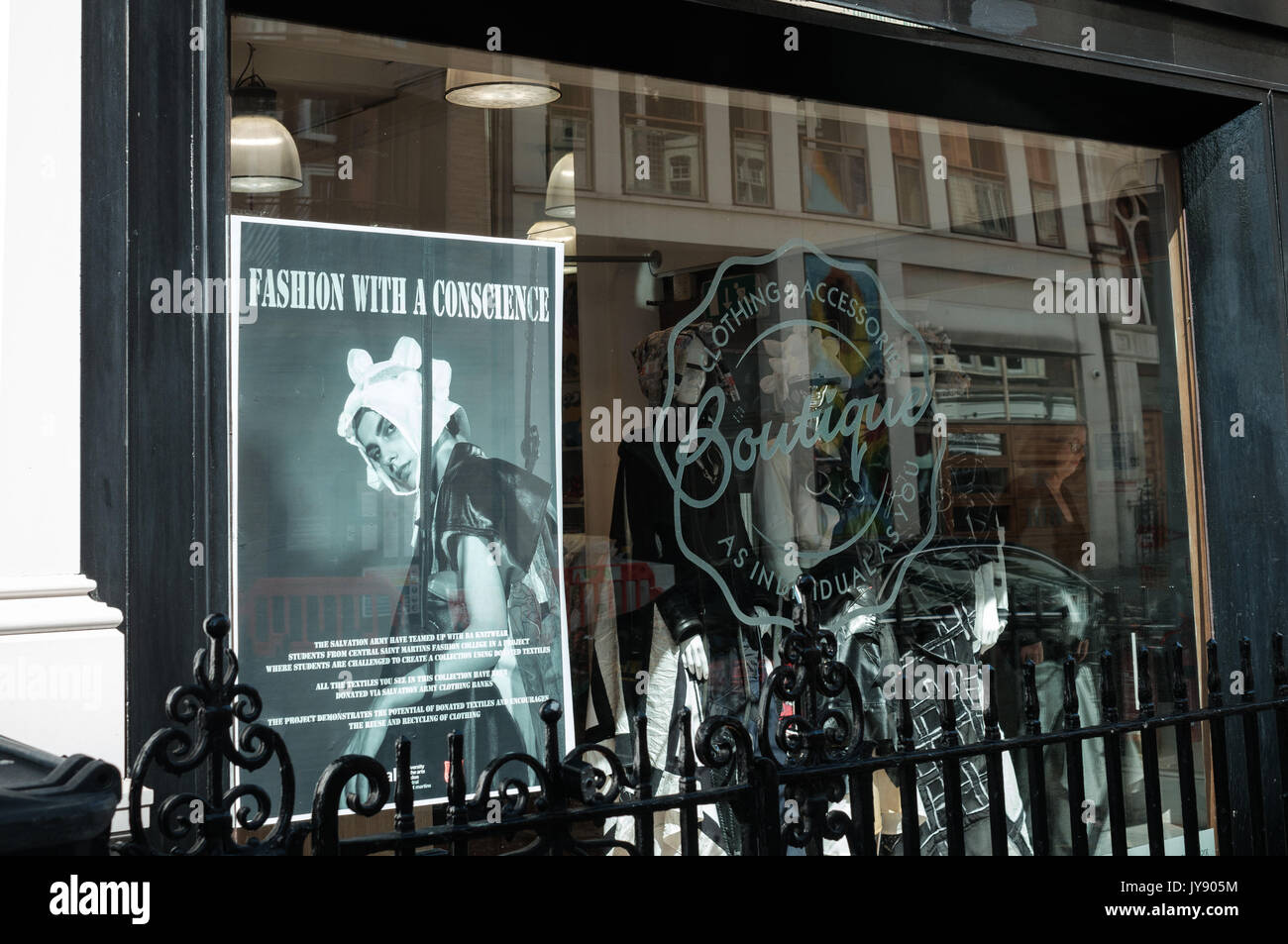 L'Armée du Salut Boutique Magasin de charité dans Princes Street, Mayfair, London UK. Accueille souvent des collections créées par les élèves à la Central St Martins. Banque D'Images