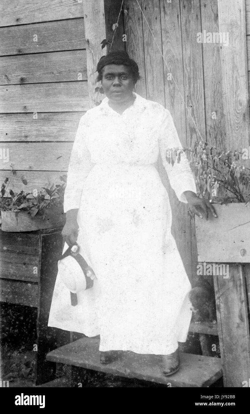 Portrait of African-american woman wearing tenue formelle, avec une maison, 1930. Banque D'Images