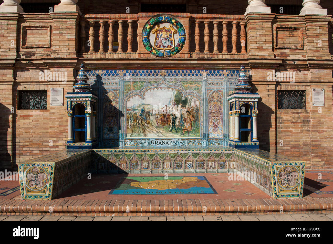 Ornements en céramique dédié dans la Plaza de Espana, la place la plus célèbre de Séville, à l'Espagnol 48 capitales provinciales avec des cartes, des mosaïques, des armoiries Banque D'Images