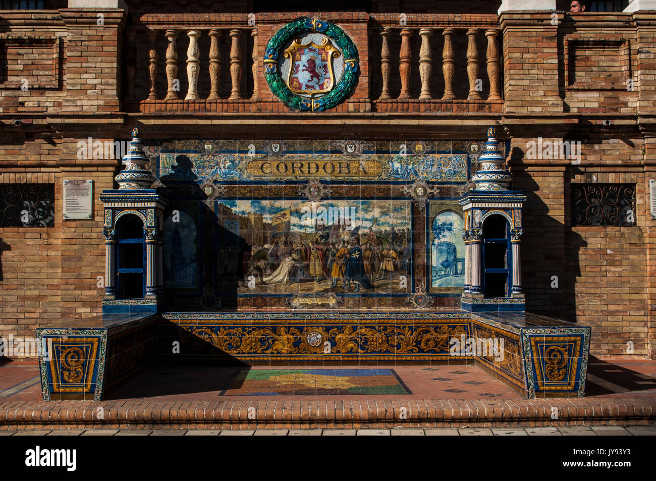 Ornements en céramique dédié dans la Plaza de Espana, la place la plus célèbre de Séville, à l'Espagnol 48 capitales provinciales avec des cartes, des mosaïques, des armoiries Banque D'Images
