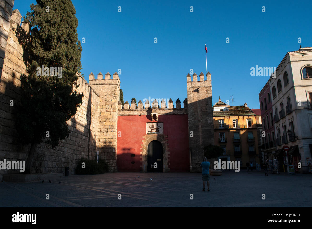 Espagne : la façade de l'Alcazar de Séville, le palais royal développé par les rois musulmans mauresque, remarquable exemple de l'architecture mudéjar Banque D'Images
