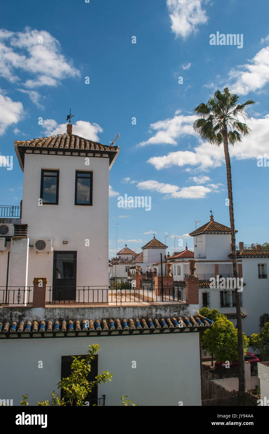 L'horizon d'Héliopolis, un quartier résidentiel de Séville dont le nom signifie ville du soleil en grec, avec ses maisons construites dans le style andalou Banque D'Images