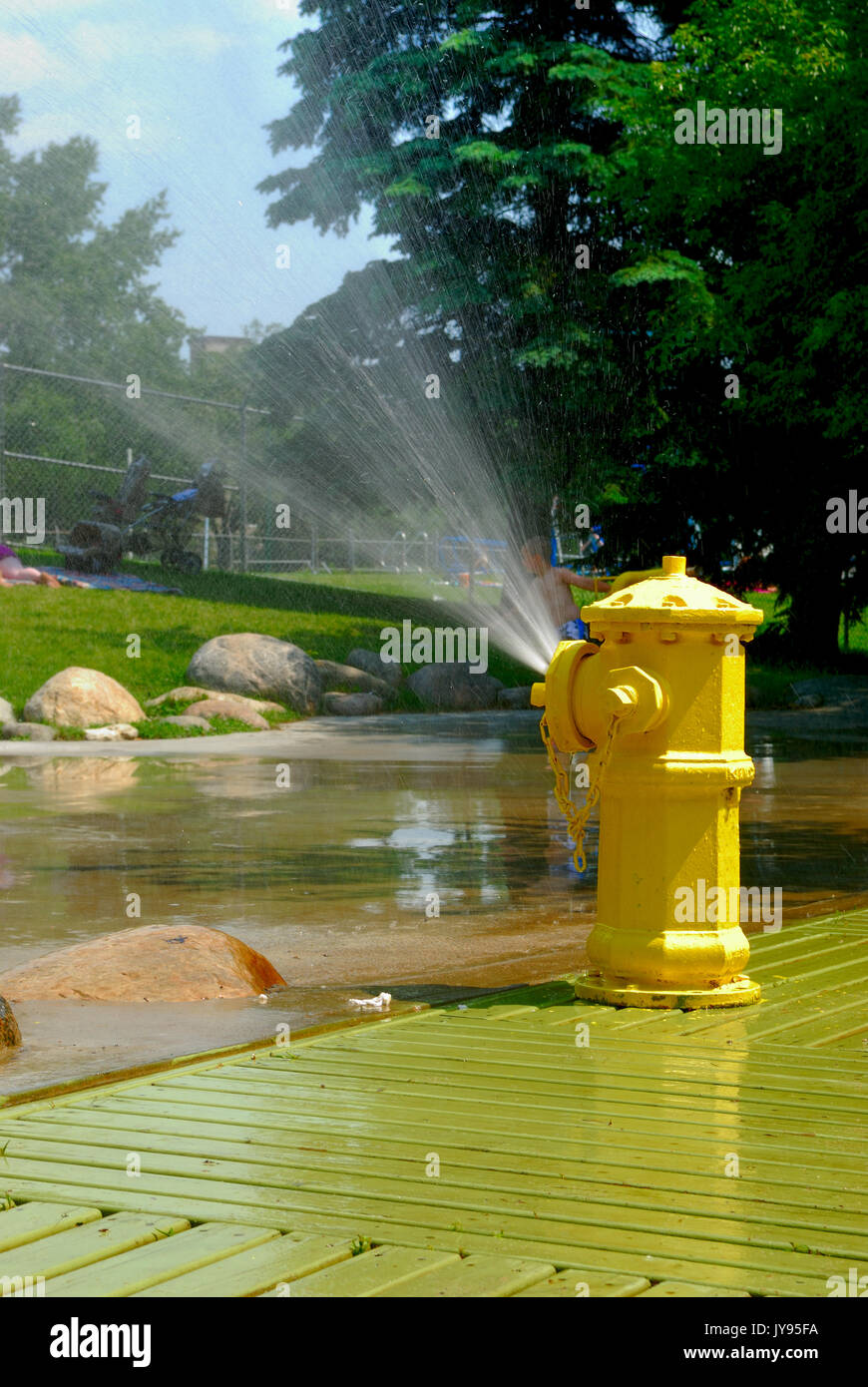 Une pulvérisation d'été rafraîchissante de poteau incendie Banque D'Images
