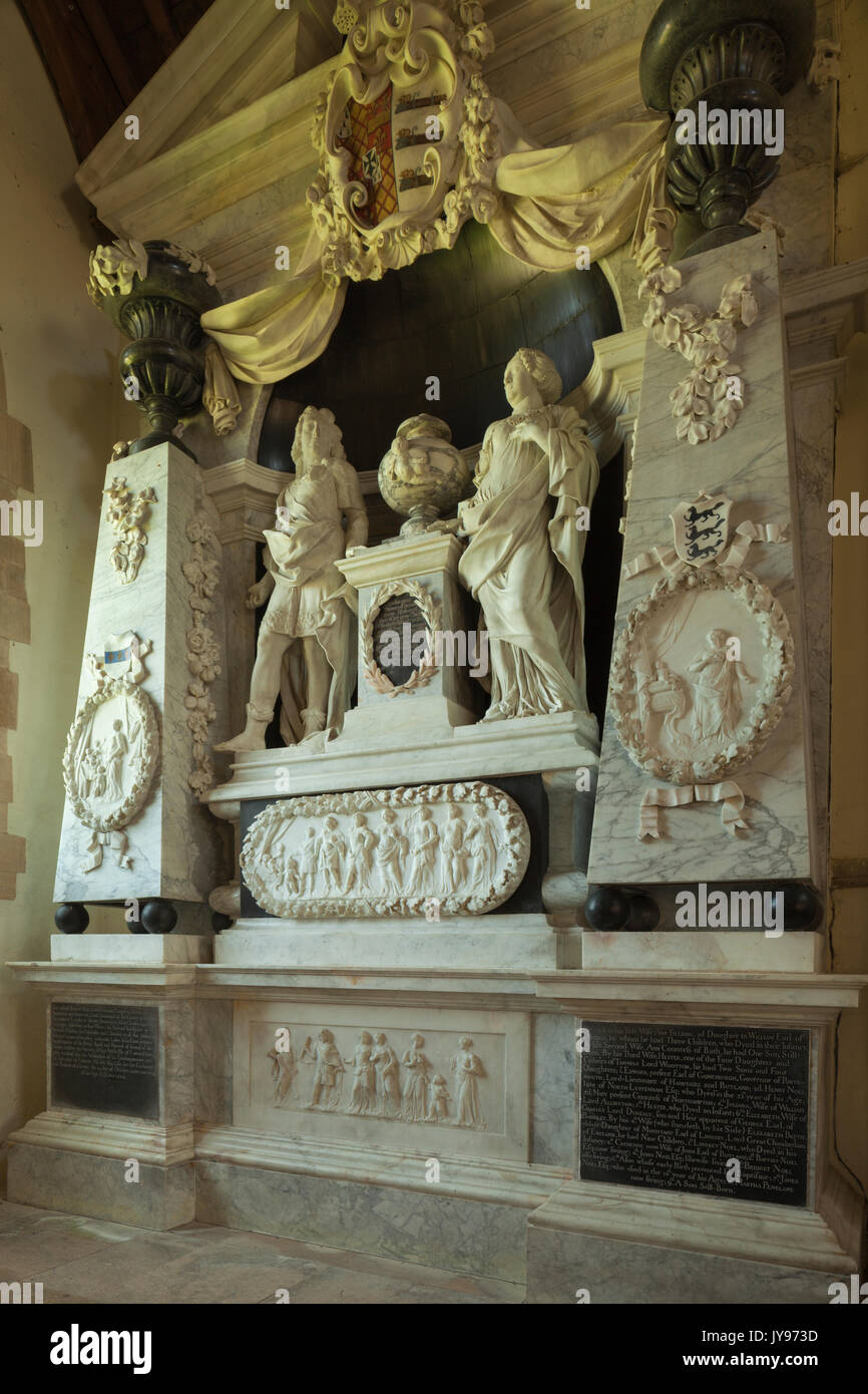 Le complexe découpées monument en marbre noir et blanc par Grinling Gibbons au sein de l'église de St Peter et St Paul, Exton, Rutland, Angleterre. Banque D'Images