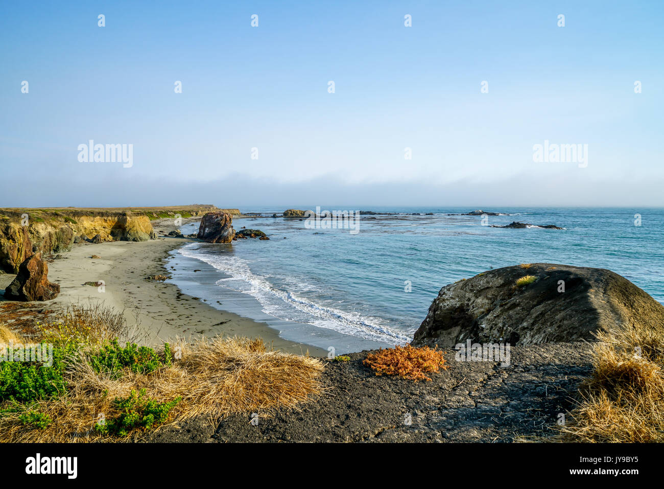 Une zone de la côte de Californie du sud qui a des plages de sable avec des falaises rocheuses et de grands rochers sur la rive et dans l'eau. Banque D'Images