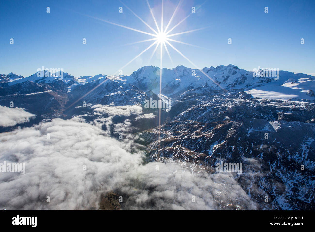 Vue aérienne de Monte Rosa groupe a allumé par les rayons de soleil. Zermatt. La Suisse. L'Europe Banque D'Images