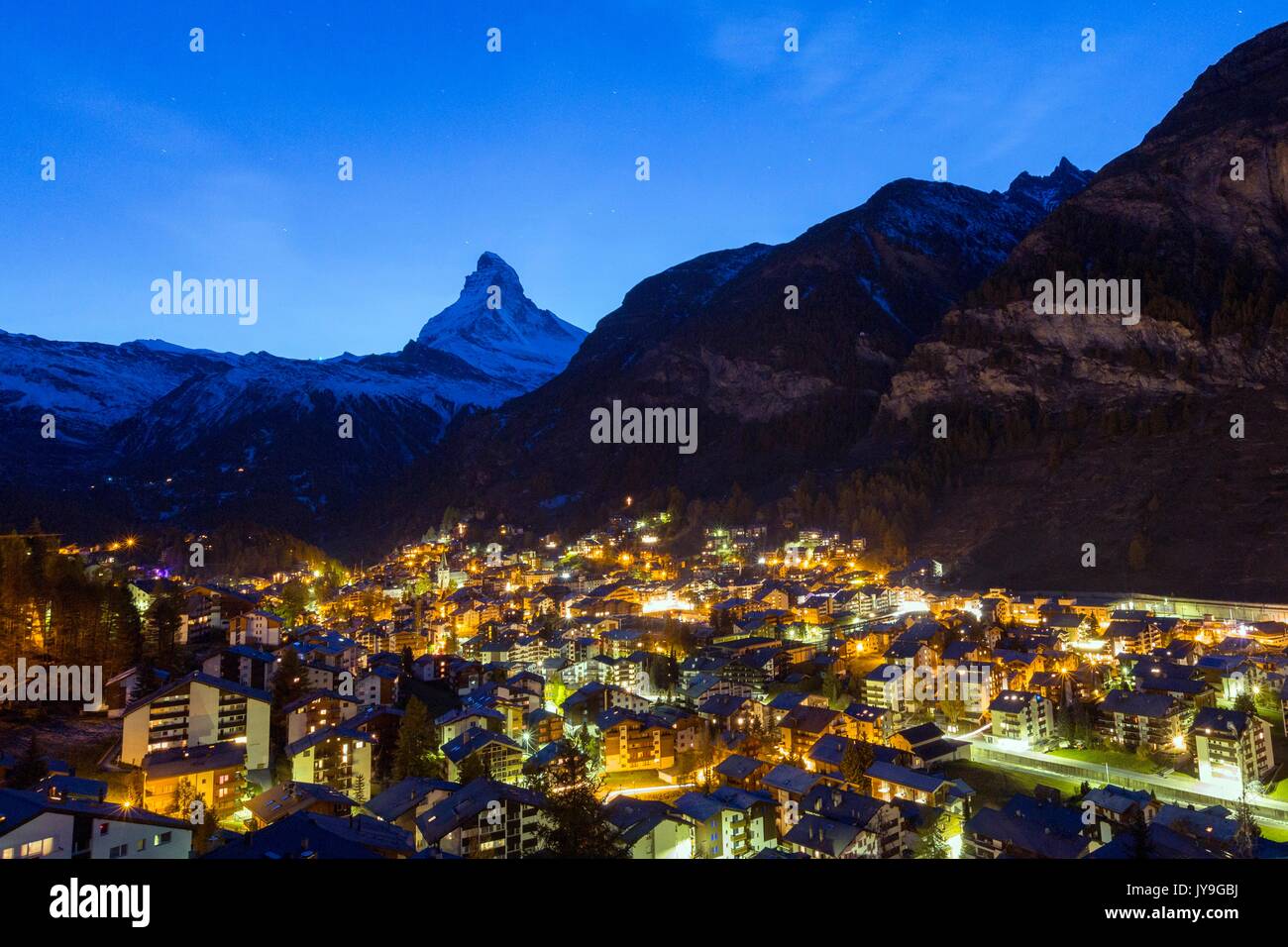 Avis de zermat au crépuscule sur le Mont Cervin en arrière-plan. Canton du Valais, Suisse Europe Banque D'Images