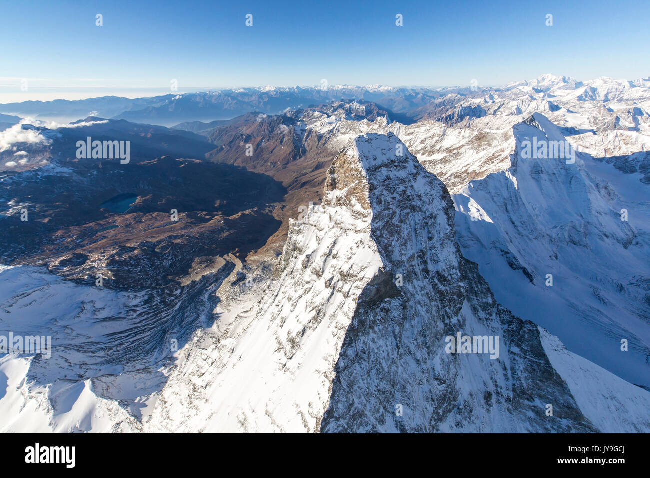 Vue aérienne de la pic enneigé du Cervin avec le village alpin de Cervinia dans l'arrière-plan Zermatt canton du Valais Suisse Europe Banque D'Images