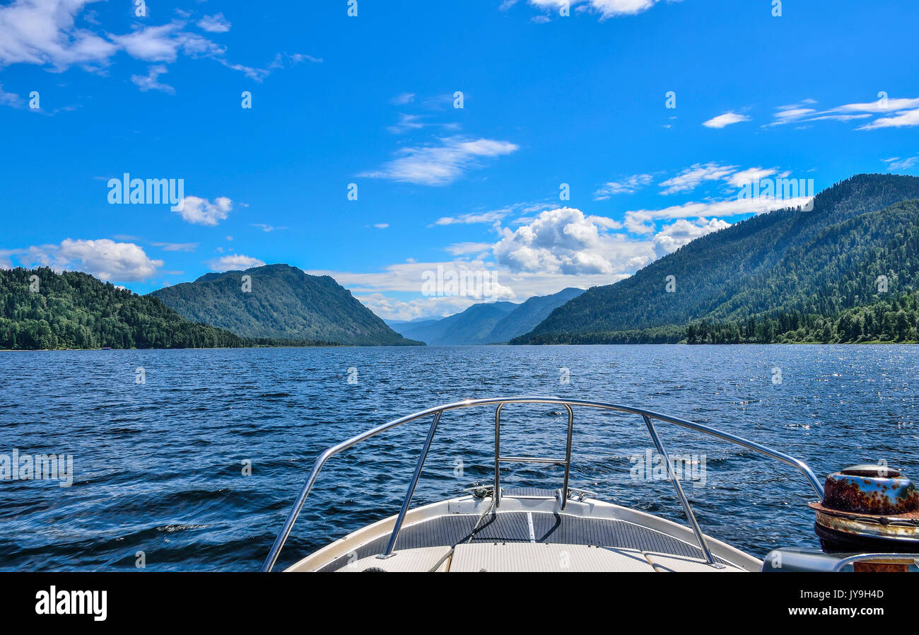 Belle vue sur le lac Teletskoye ou doré et ensoleillé paysage montagnes depuis le bateau. La Russie, République de l'Altaï Banque D'Images