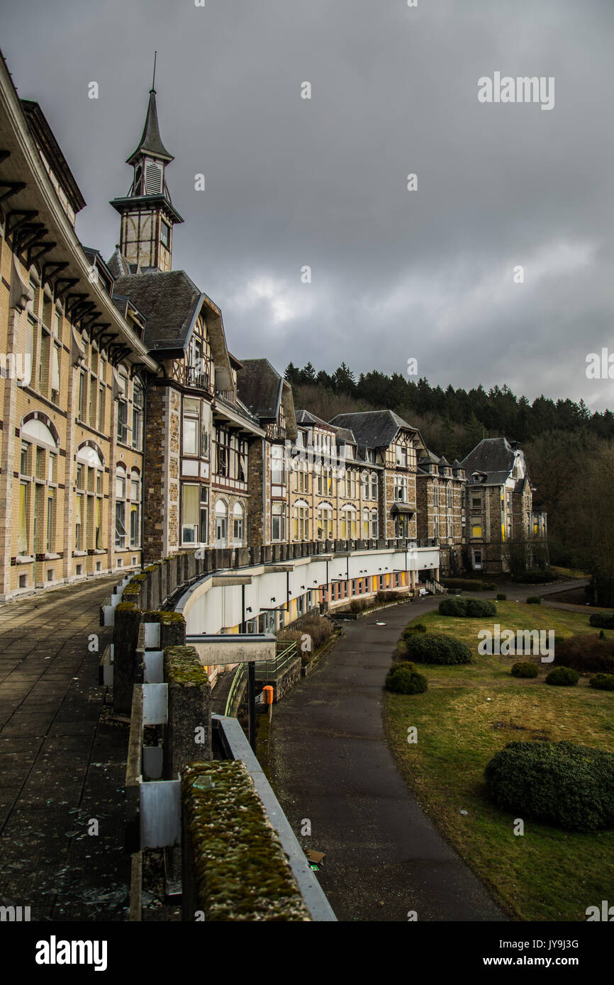 Cette vidéo étrange montrant deux explorateurs urbains l'extraction d'un sanatorium abandonné énorme est assez pour envoyer des frissons dans le dos. Vidéo montre deux 23- Banque D'Images